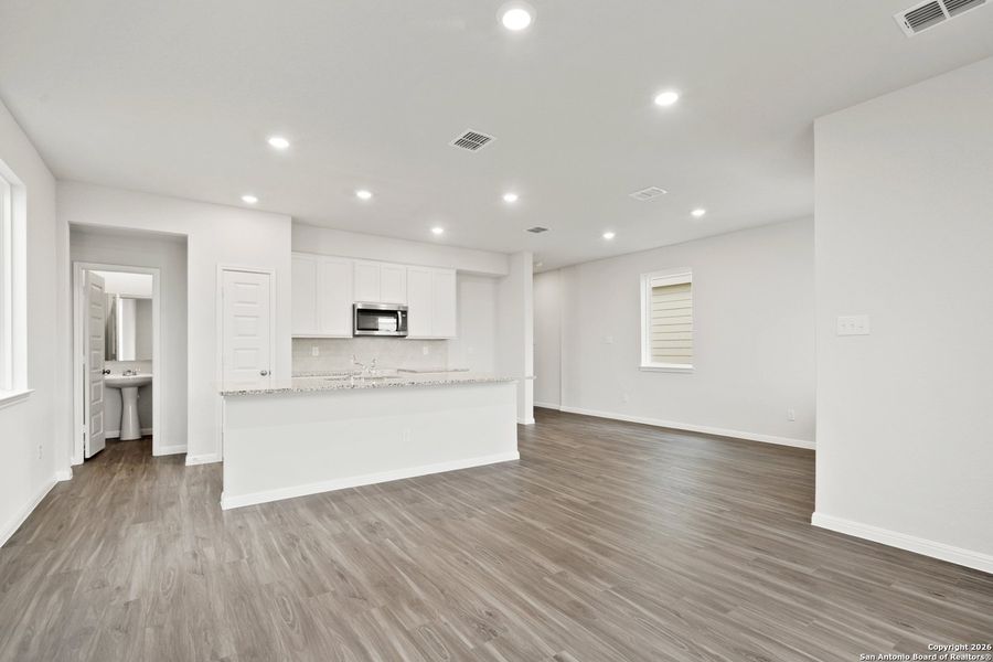 Spacious, unfurnished interior of a new home in Melissa Ranch, San Antonio (Image 19).