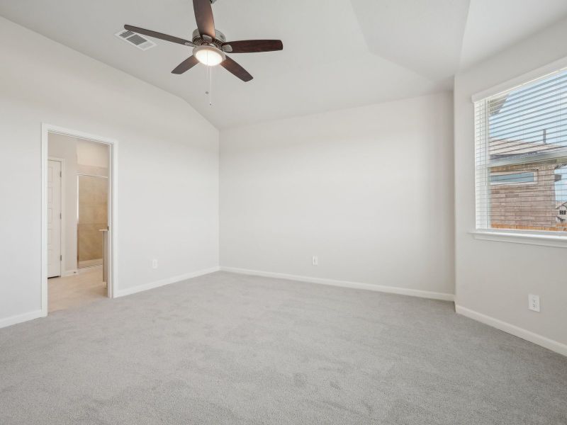 Spacious, unfurnished interior of a new home in Lark Canyon, New Braunfels (Image 19).