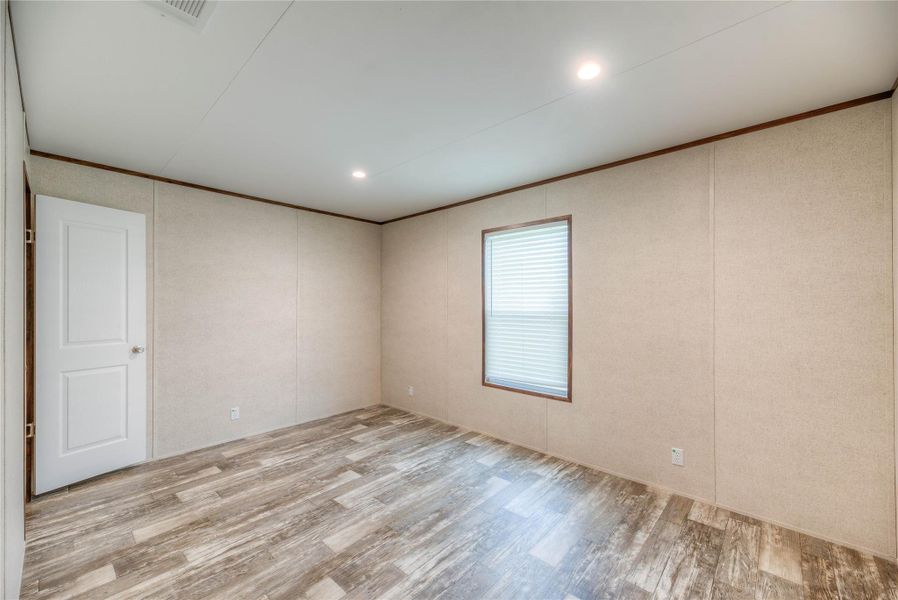 Spacious, unfurnished interior of a new home in , Livingston (Image 9).