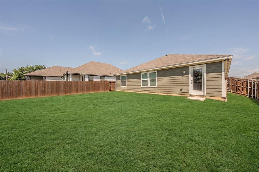 Exterior details and patio area of a home in Craftsman’s Corner, Cleburne (Image 4).