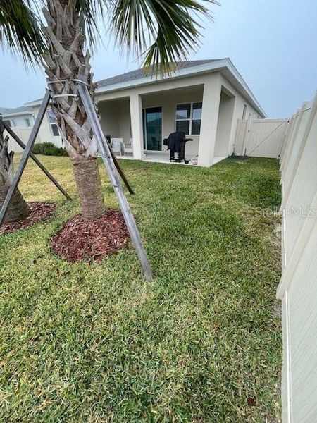 Exterior details and patio area of a home in Archers Mill, Ormond Beach (Image 4).