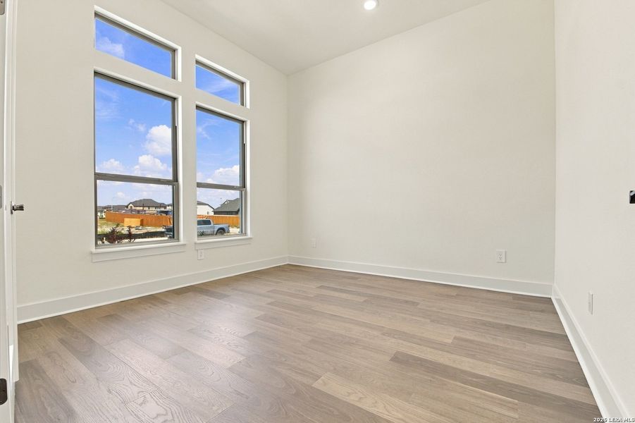 Spacious, unfurnished interior of a new home in Haby Hill 50s, San Antonio (Image 33).