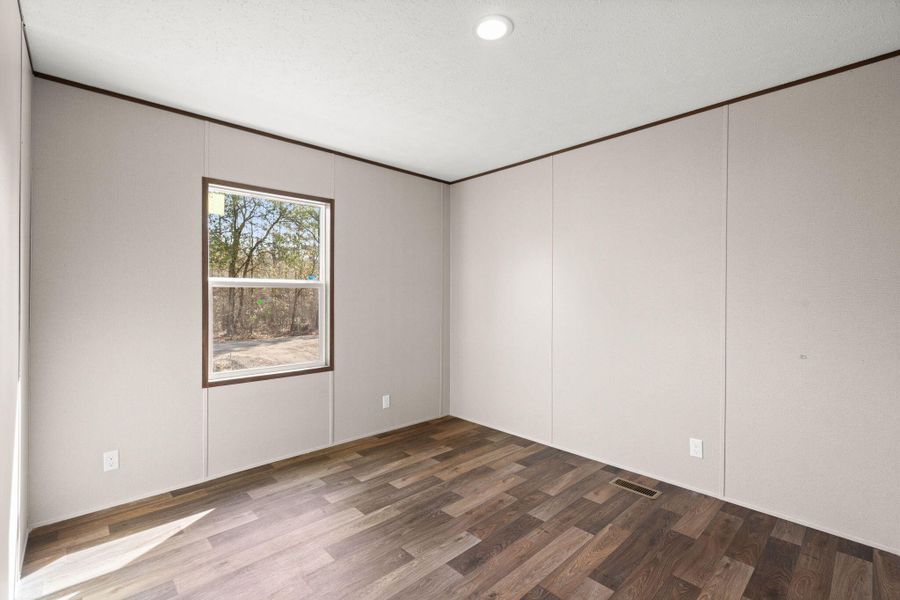 Spacious, unfurnished interior of a new home in , St. George (Image 26).