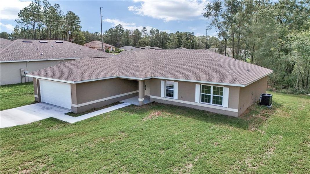 Exterior details and patio area of a home in , Ocala (Image 4).