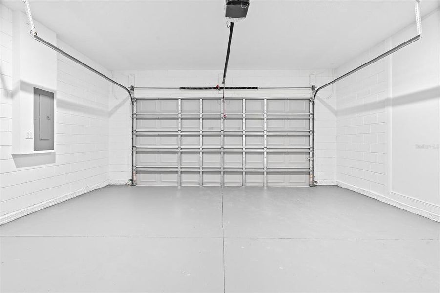 Spacious, unfurnished interior of a new home in , Ocala (Image 31).