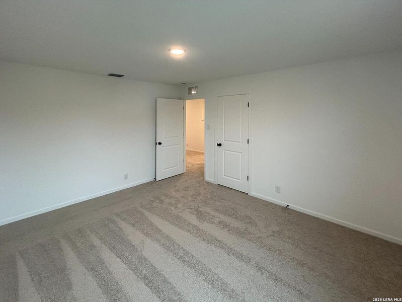 Spacious, unfurnished interior of a new home in Hennersby Hollow, San Antonio (Image 16).