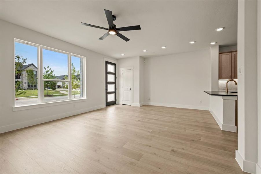 Welcome into this light and bright new lock & leave home! Welcome into this light and bright new lock & leave home!