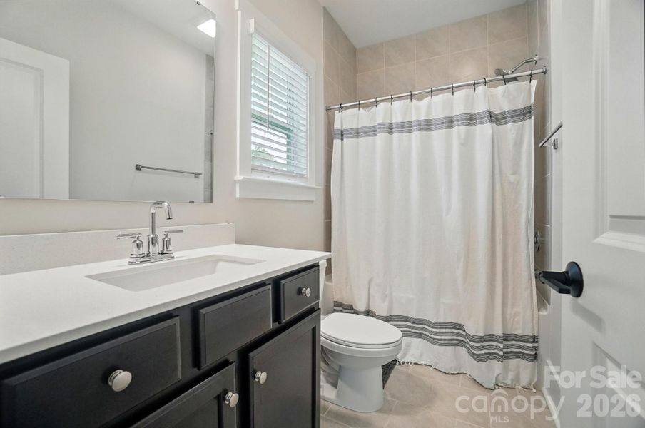 Full en-suite bath 2