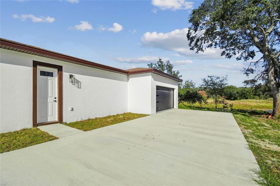 Exterior details and patio area of a home in , Spring Hill (Image 4).