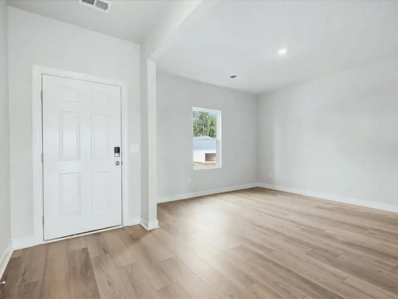Spacious, unfurnished interior of a new home in Brayfield Manor - Signature Collection, Wellford (Image 5).