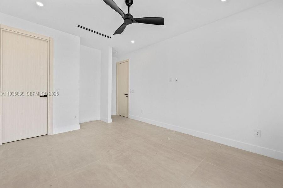 Spacious, unfurnished interior of a new home in , Fort Lauderdale (Image 10).