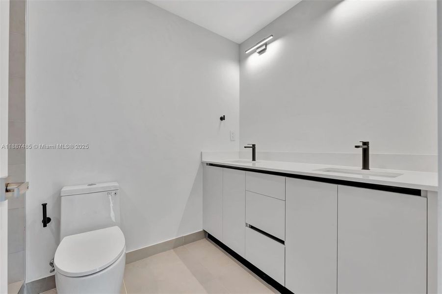 Furnished interior view inside a new home in , Coral Springs (Image 7).