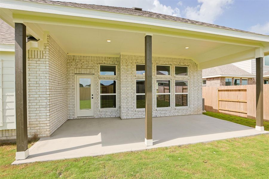 Exterior details and patio area of a home in Creekhaven, Iowa Colony (Image 3).