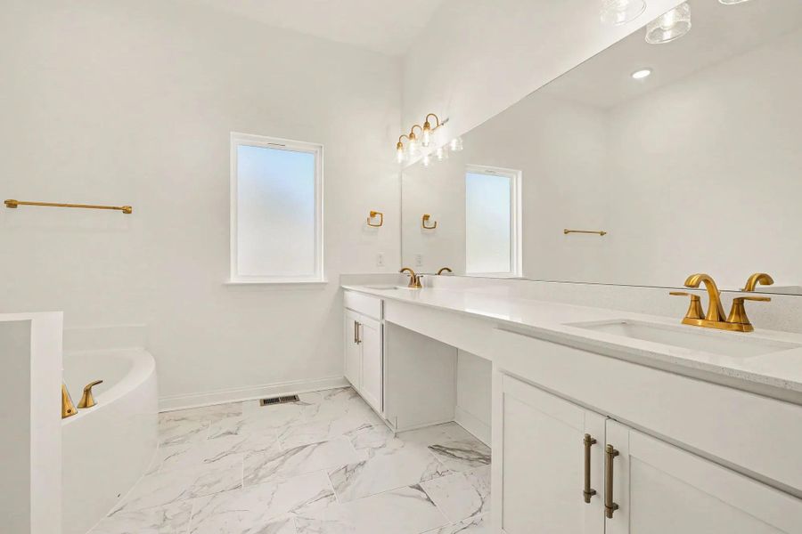 Everly E Primary Bath