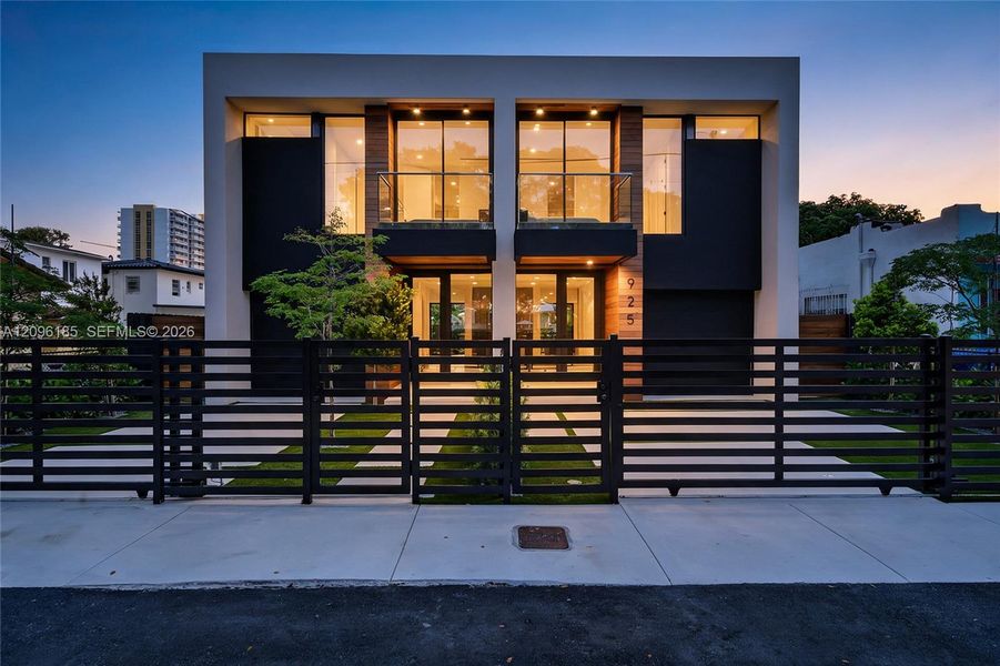 Condo located in Miami, FL showcasing its design and architecture (Image 3). Condo located in Miami, FL showcasing its design and architecture (Image 3).