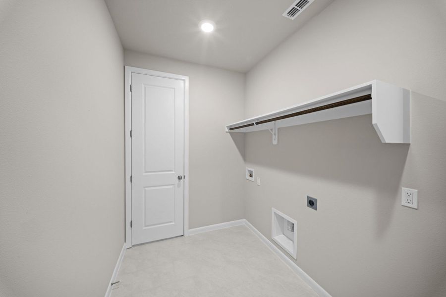 Spacious, unfurnished interior of a new home in Monte Cielo, Weslaco (Image 11).