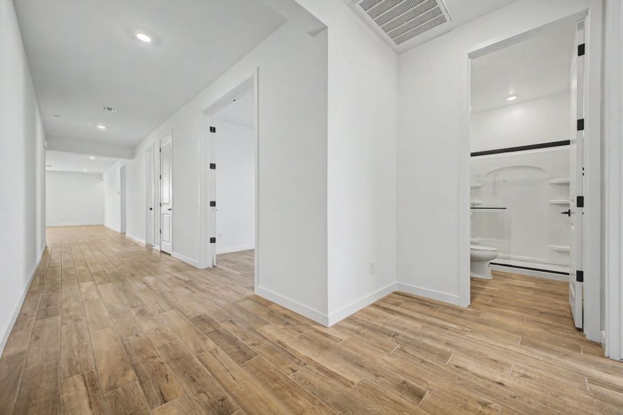 Spacious, unfurnished interior of a new home in Citrus Park, Goodyear (Image 8).