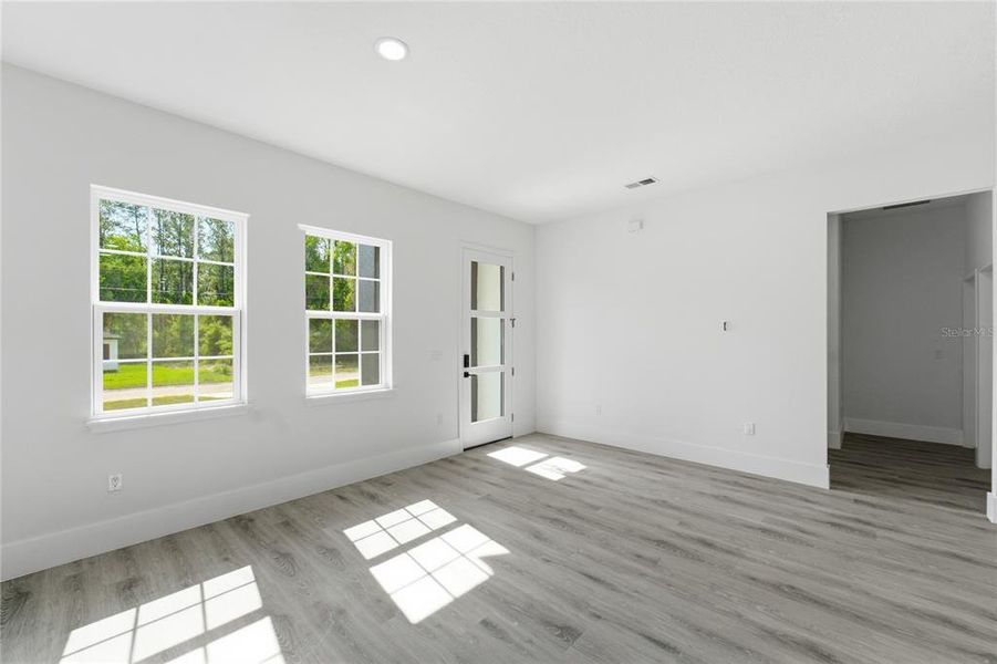 Spacious, unfurnished interior of a new home in , Dunnellon (Image 19).