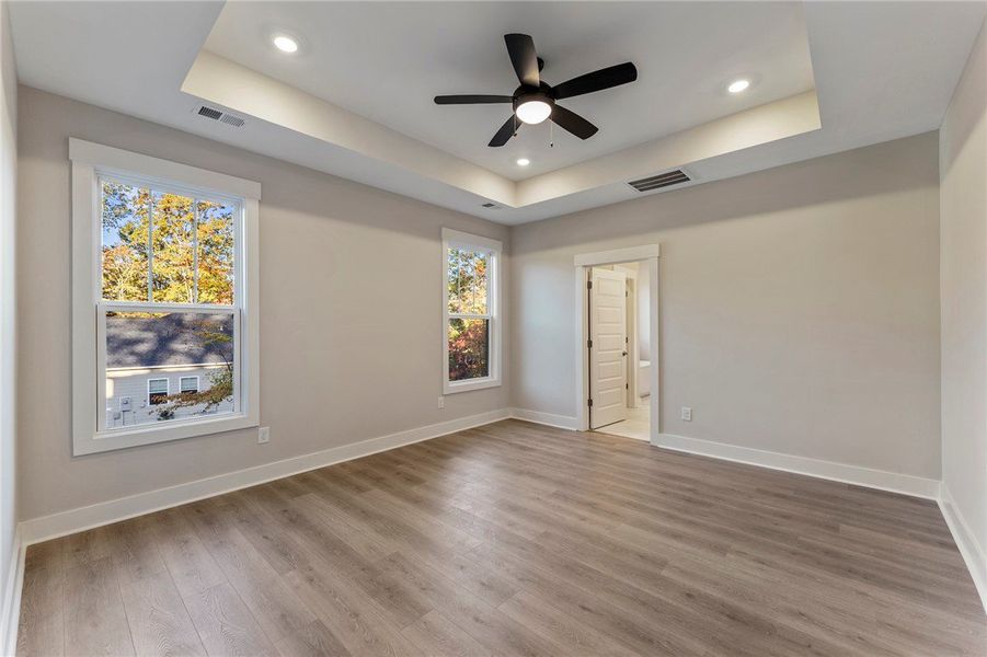 Spacious, unfurnished interior of a new home in Cross Creek Plantation, Seneca (Image 28).