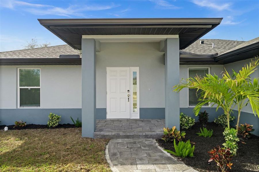 Exterior details and patio area of a home in , Port Charlotte (Image 3).