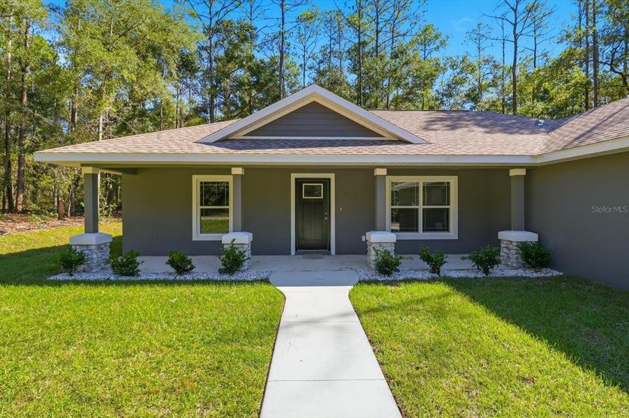 Exterior details and patio area of a home in , Dunnellon (Image 2).
