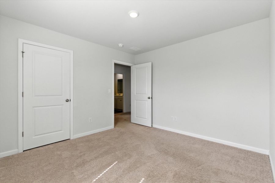 Spacious, unfurnished interior of a new home in , Summerville (Image 16).
