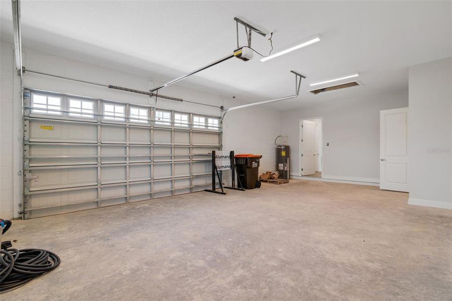 Spacious, unfurnished interior of a new home in , Ocala (Image 12).