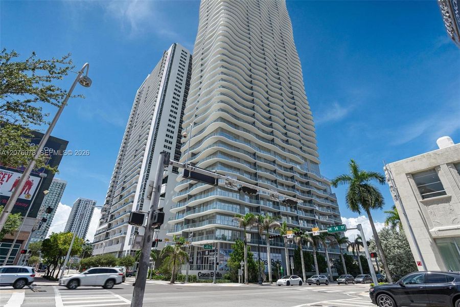 Condo located in Miami, FL showcasing its design and architecture (Image 27).