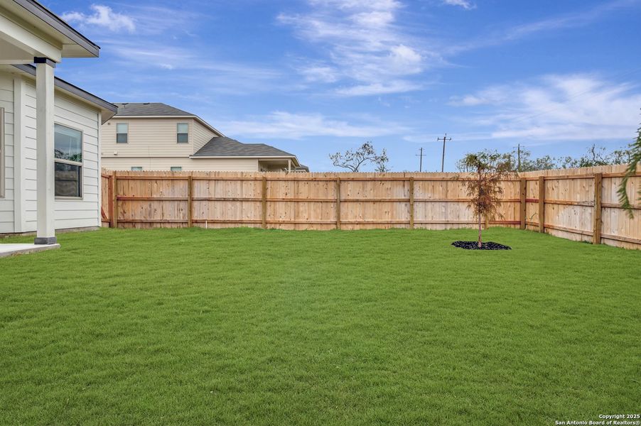 Exterior details and patio area of a home in Paloma Park, Converse (Image 4).