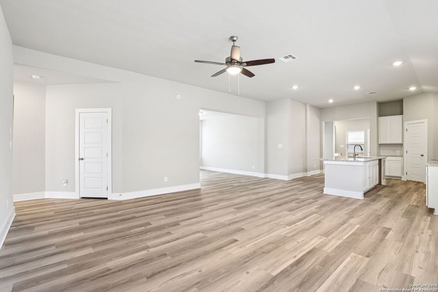 Spacious, unfurnished interior of a new home in Catalina, Converse (Image 28).