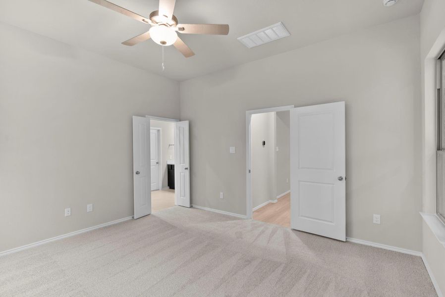 Spacious, unfurnished interior of a new home in The Highlands 45', Porter (Image 28).