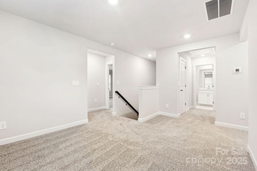 Spacious, unfurnished interior of a new home in Buffalo Ridge, Newton (Image 5).