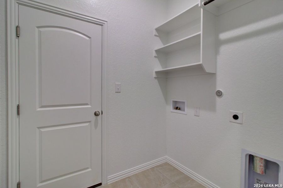 Spacious, unfurnished interior of a new home in Veramendi, New Braunfels (Image 18).