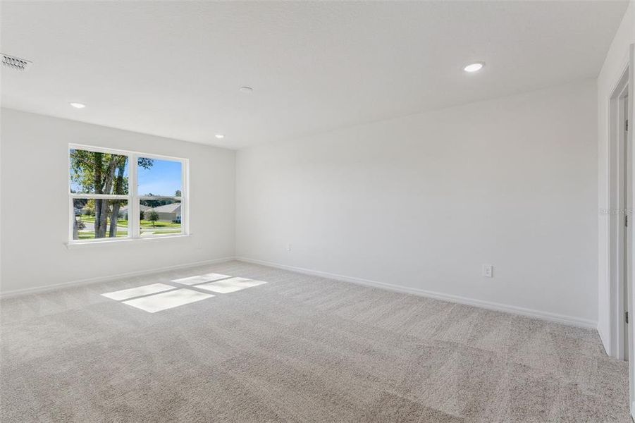 Spacious, unfurnished interior of a new home in Wekiva Springs Cove, Apopka (Image 17).