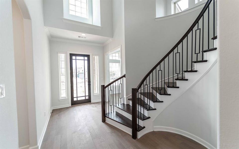 Spacious, unfurnished interior of a new home in Heath Golf & Yacht Club, Heath (Image 13).