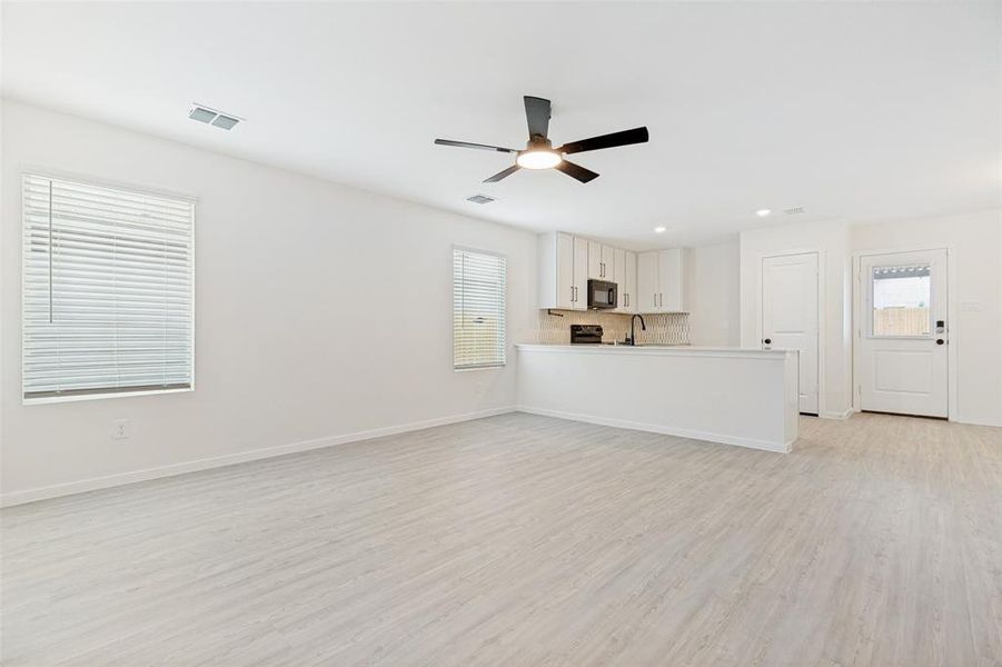 Spacious, unfurnished interior of a new home in Tillage Farms, Princeton (Image 34).