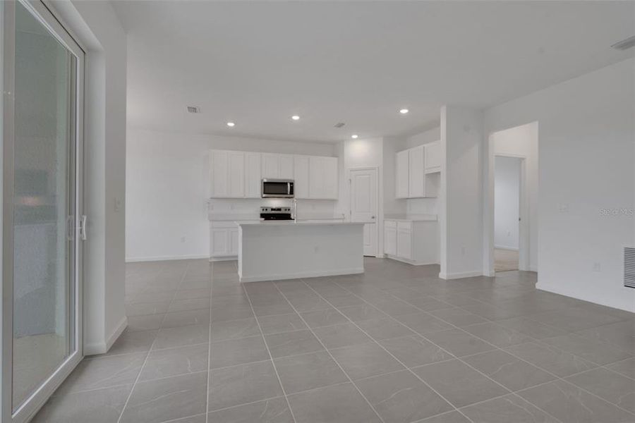Spacious, unfurnished interior of a new home in , Deland (Image 20).