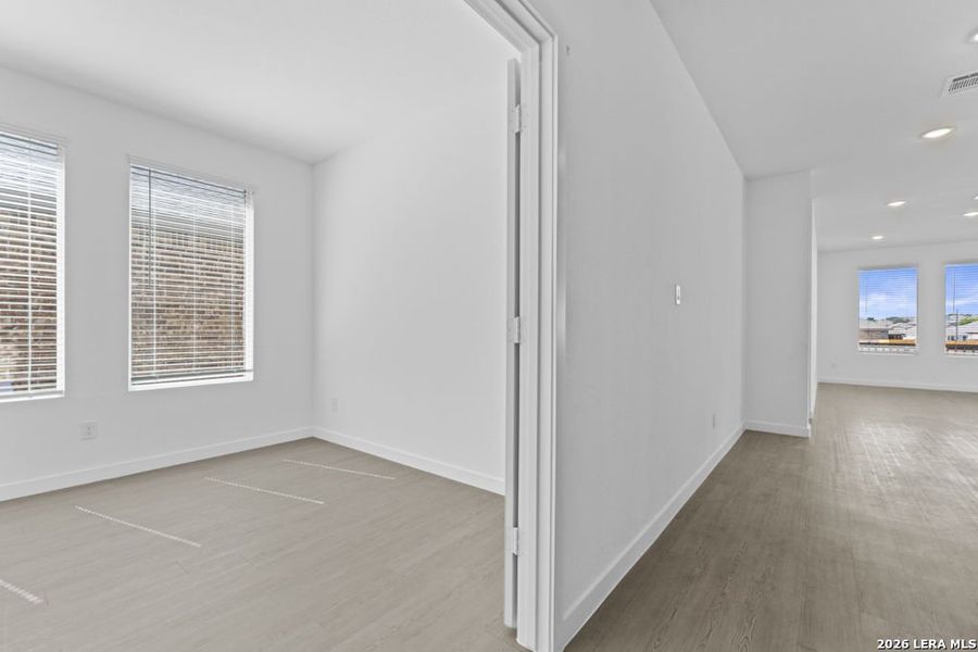 Spacious, unfurnished interior of a new home in Grace Valley, Cibolo (Image 32).