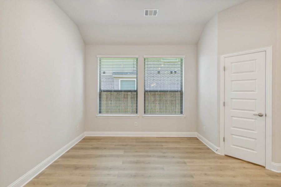 Spacious, unfurnished interior of a new home in Oaks of North Grove, Waxahachie (Image 30).