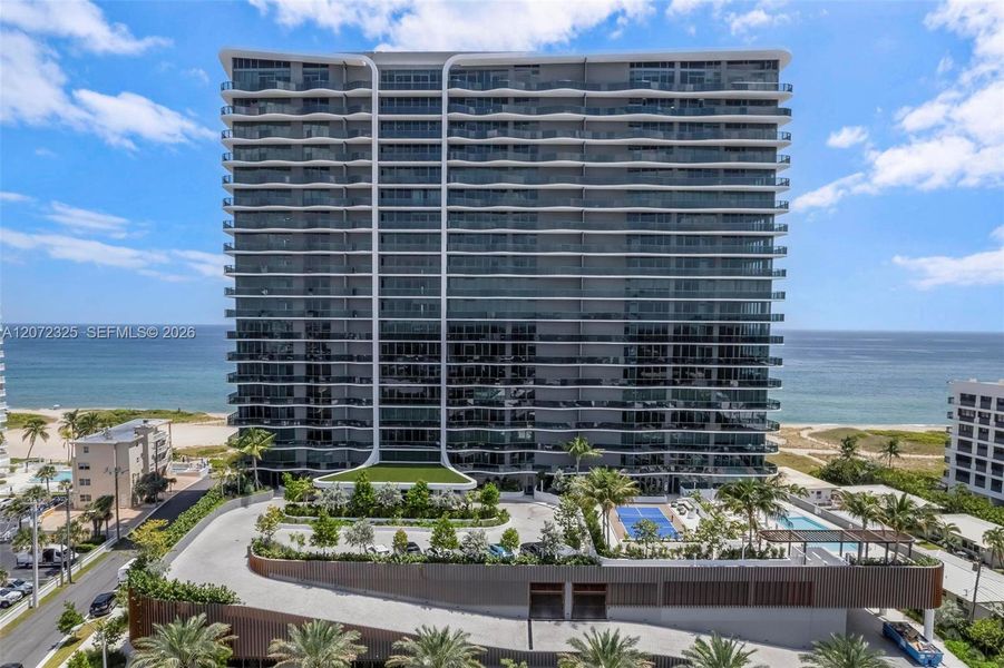 Condo located in Pompano Beach, FL showcasing its design and architecture (Image 30).