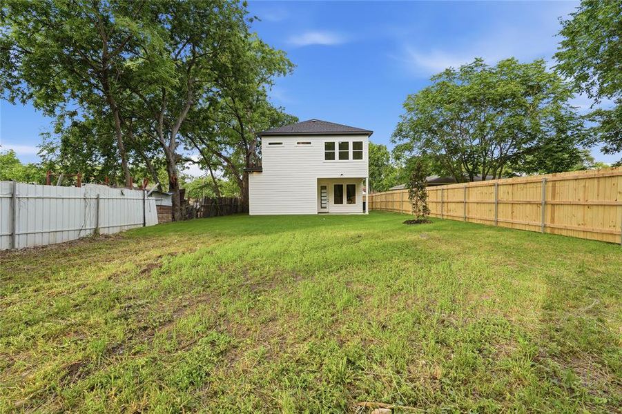 Exterior details and patio area of a home in , Dallas (Image 24).