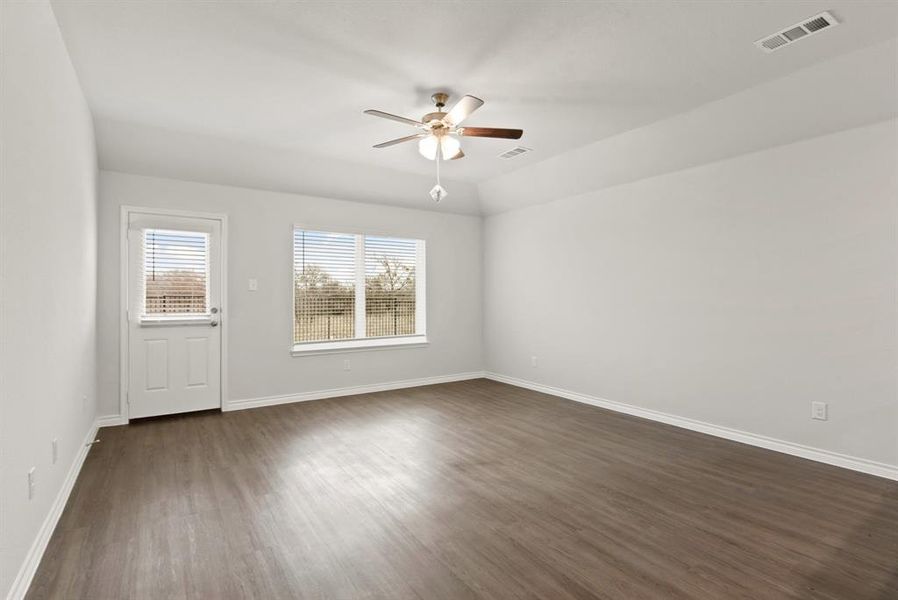 Spacious, unfurnished interior of a new home in Deer Creek, Fort Worth (Image 25). Spacious, unfurnished interior of a new home in Deer Creek, Fort Worth (Image 25).