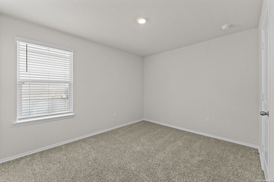 Spacious, unfurnished interior of a new home in Laurel Vistas, San Antonio (Image 10).