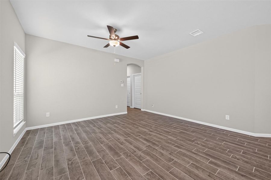 Spacious, unfurnished interior of a new home in Woodland Lakes, Huffman (Image 17).