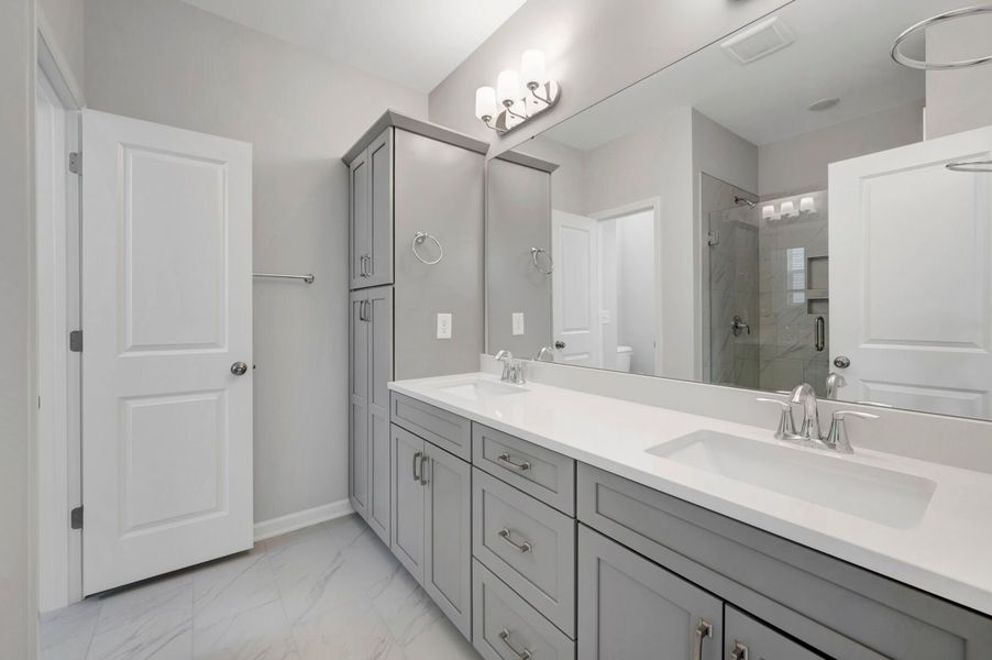 Owner's Bathroom Owner's Bathroom