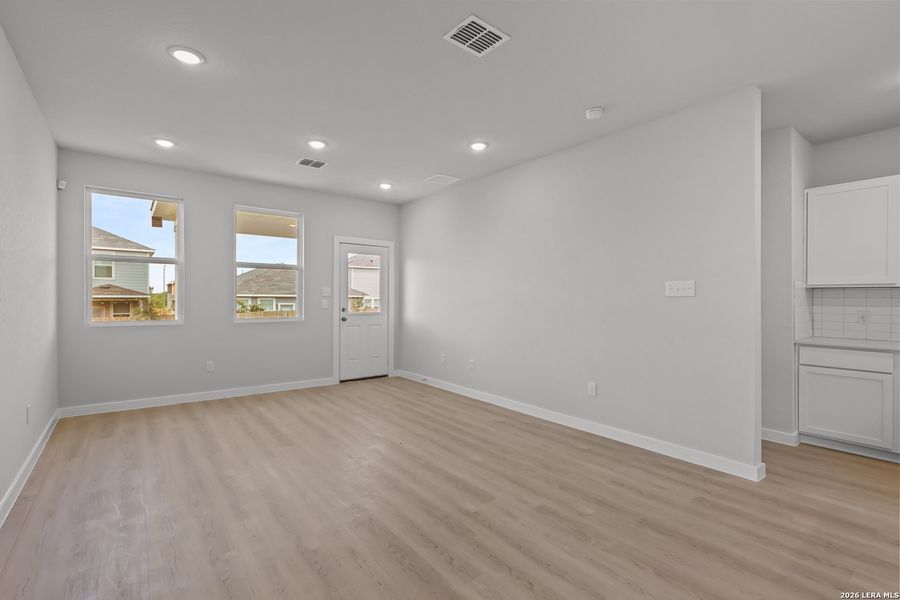 Spacious, unfurnished interior of a new home in Hacienda, San Antonio (Image 32). Spacious, unfurnished interior of a new home in Hacienda, San Antonio (Image 32).