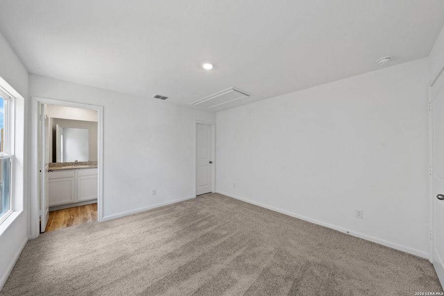 Spacious, unfurnished interior of a new home in Blue Wing, San Antonio (Image 13).