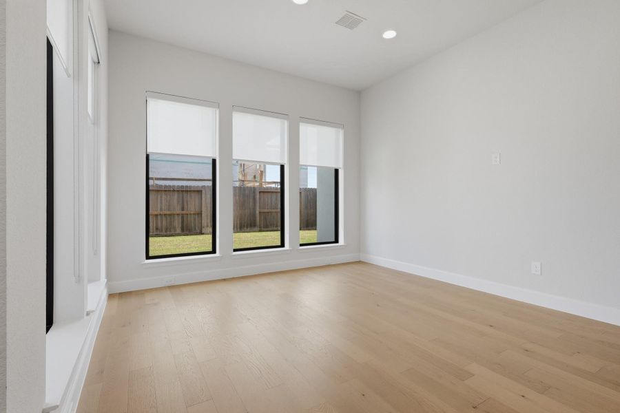 Spacious, unfurnished interior of a new home in Sienna, Missouri City (Image 20).