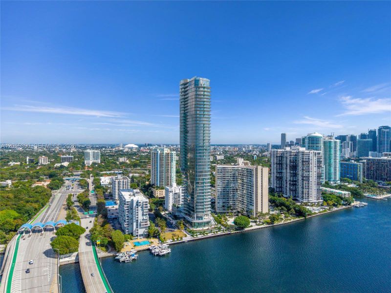 Condo located in Miami, FL showcasing its design and architecture (Image 33).