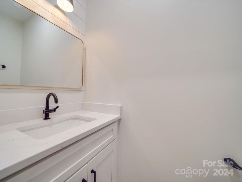 Powder room / 1/2 bathroom